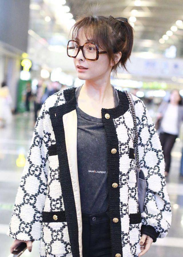 36岁吴昕机场近照梳空气刘海戴方框眼镜活泼可爱少女感十足_女儿_花呢