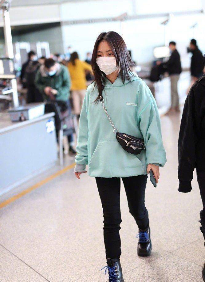30岁谭松韵走机场,卫衣配小黑裤,如邻家妹妹般清新可爱_身材_黑色_版