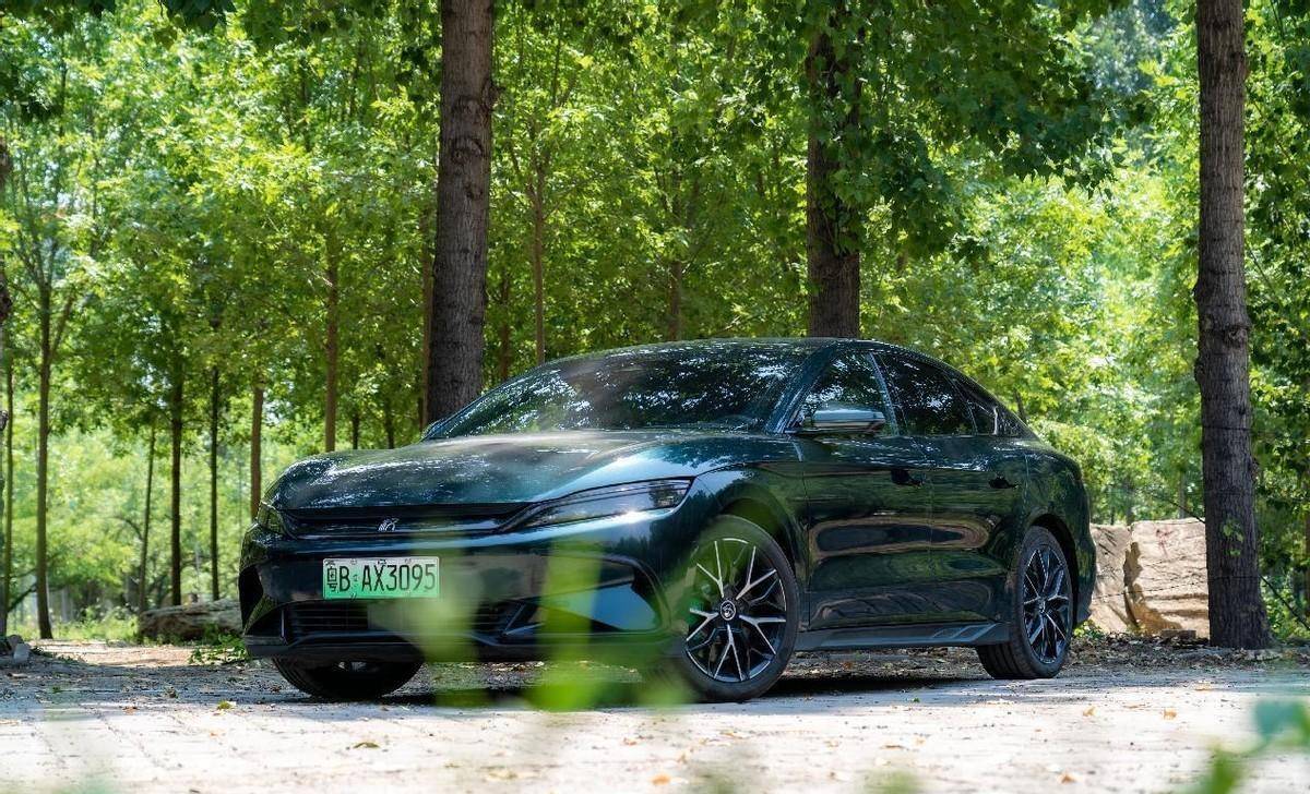 比亚迪汉ev千山翠限量版帮你来实现,车身采用墨绿色的车漆,原厂给你的