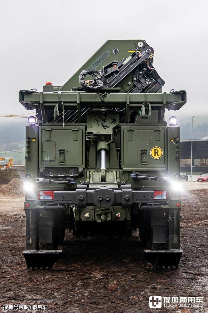 配备拖拽臂,还有强劲的随车吊,实拍莱茵金属曼恩hx 6x6军卡_车辆_设计
