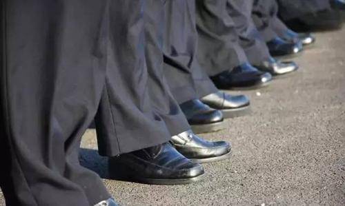 第五,99式夏季执勤警服的裤子脚口设计不太合理.