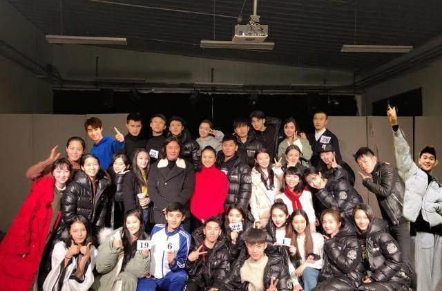 王俊凯北影期末考试表演做锅贴,缺席合影获室友暖心p图_姿势_成功