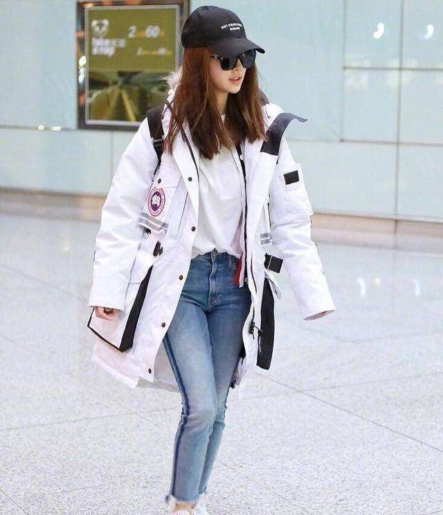 angelababy看秀归来,穿着打扮太随意,网友却大呼她为天使!