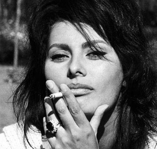 她被誉为"世界上最自然美的女人",如今85岁依然神采飞扬_索菲亚·罗兰