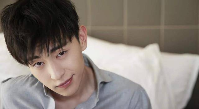 邓伦在线撸狗,贴脸亲吻太温柔,宠溺称呼狗狗为"刘有才老师"_时候_单