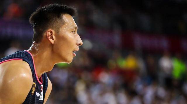 广东联防丢掉大量篮板球,赵睿心态失衡吃t,黑白矮3分钟8中1_易建_比赛