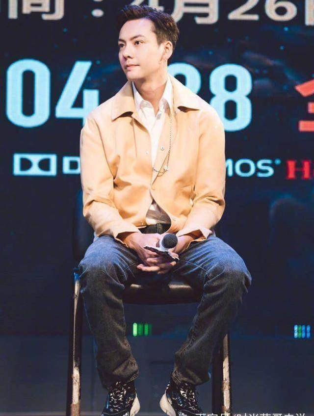 陈伟霆现身,这双眼皮也太好看了,不输张艺兴!_活动_照片_黄色