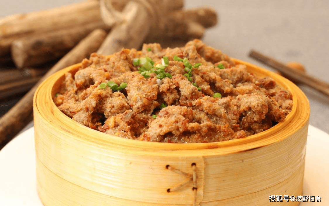 它是把牛肉拌上蒸肉粉和所需的佐料放入蒸笼中蒸制而成,因而又叫"牛蒸