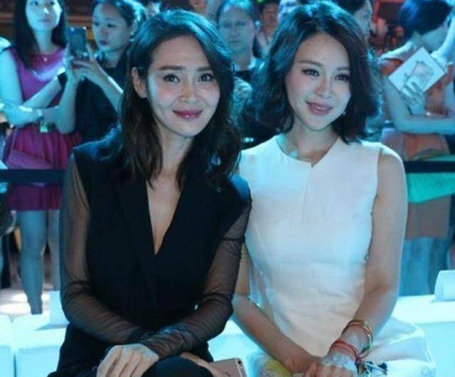 关悦于明加同框简直一个模子刻出来的,网友:估计佟大为也分不清谁是谁