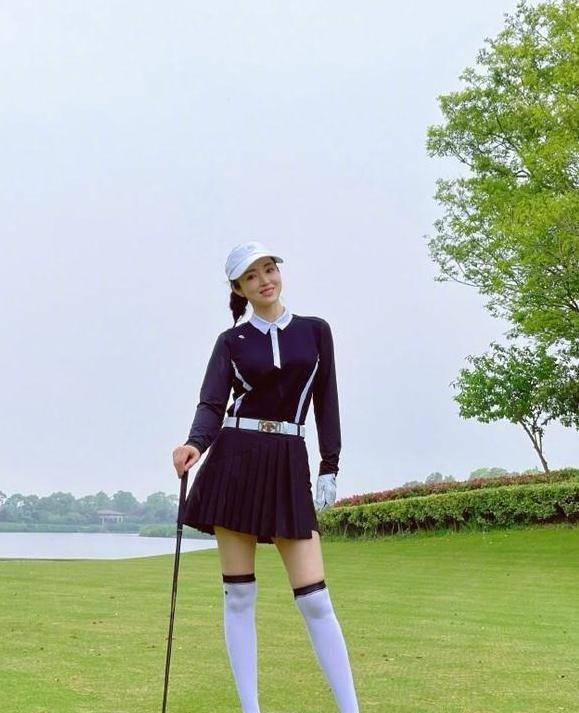 董璇穿百褶短裙打高尔夫球,整个人的形象像辣妹,打球时是真抢镜_运动