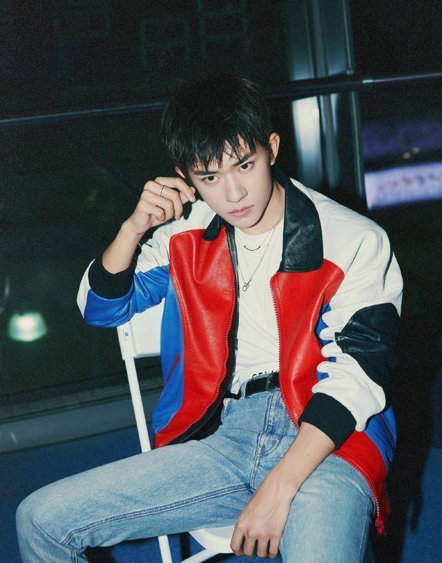 易烊千玺衣服设计灵感来自奥特曼,粉丝p的表情包太搞笑了_成为了_什么