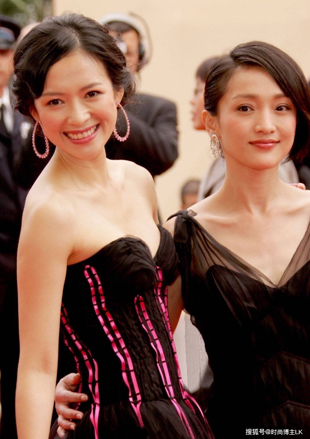 看她章子怡的合照就知道答案了_黑色_礼服_造型