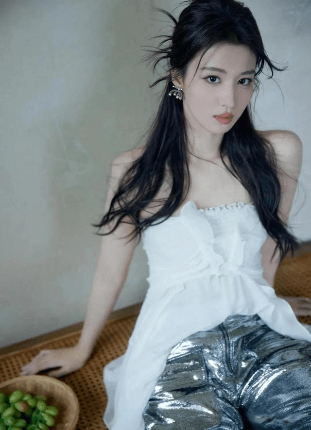 2017年,王楚然通过出演个人首部电视剧《将军在上》正式进入演艺圈.