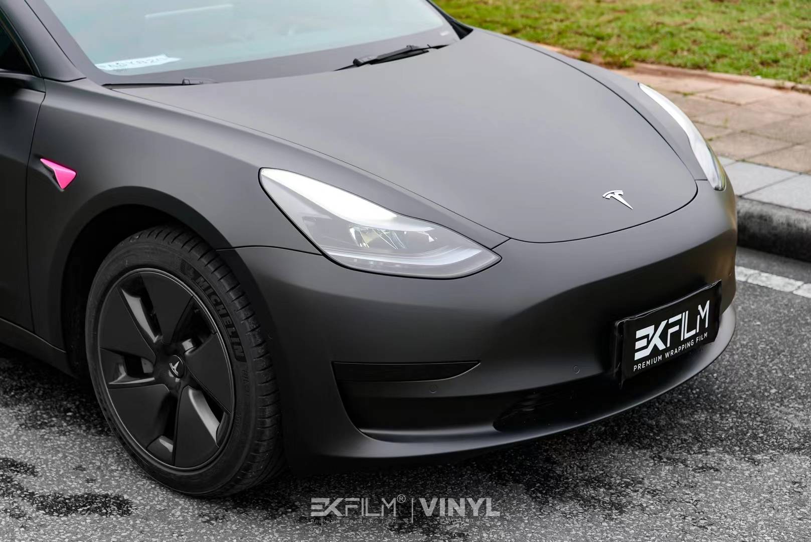 特斯拉model3-ekfilm改色膜哑光黑粉,加上粉色的点缀焕然一新!