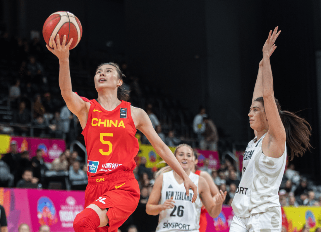 单节32比7碾压对手,李梦10分4助攻,郑薇稳了_中国女篮_比赛_实力