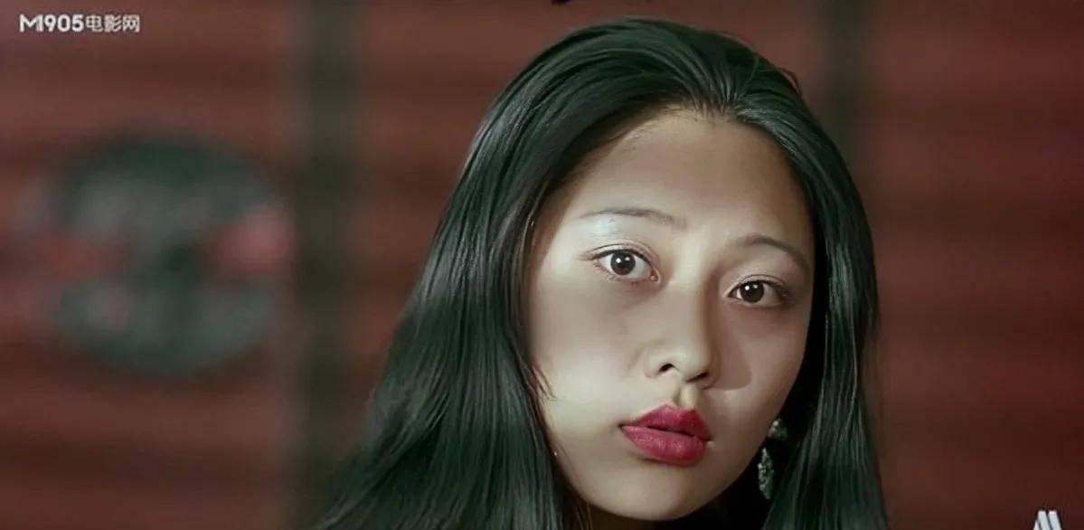 在1988年,潘婕受邀主演了恐怖片《黑楼孤魂》.