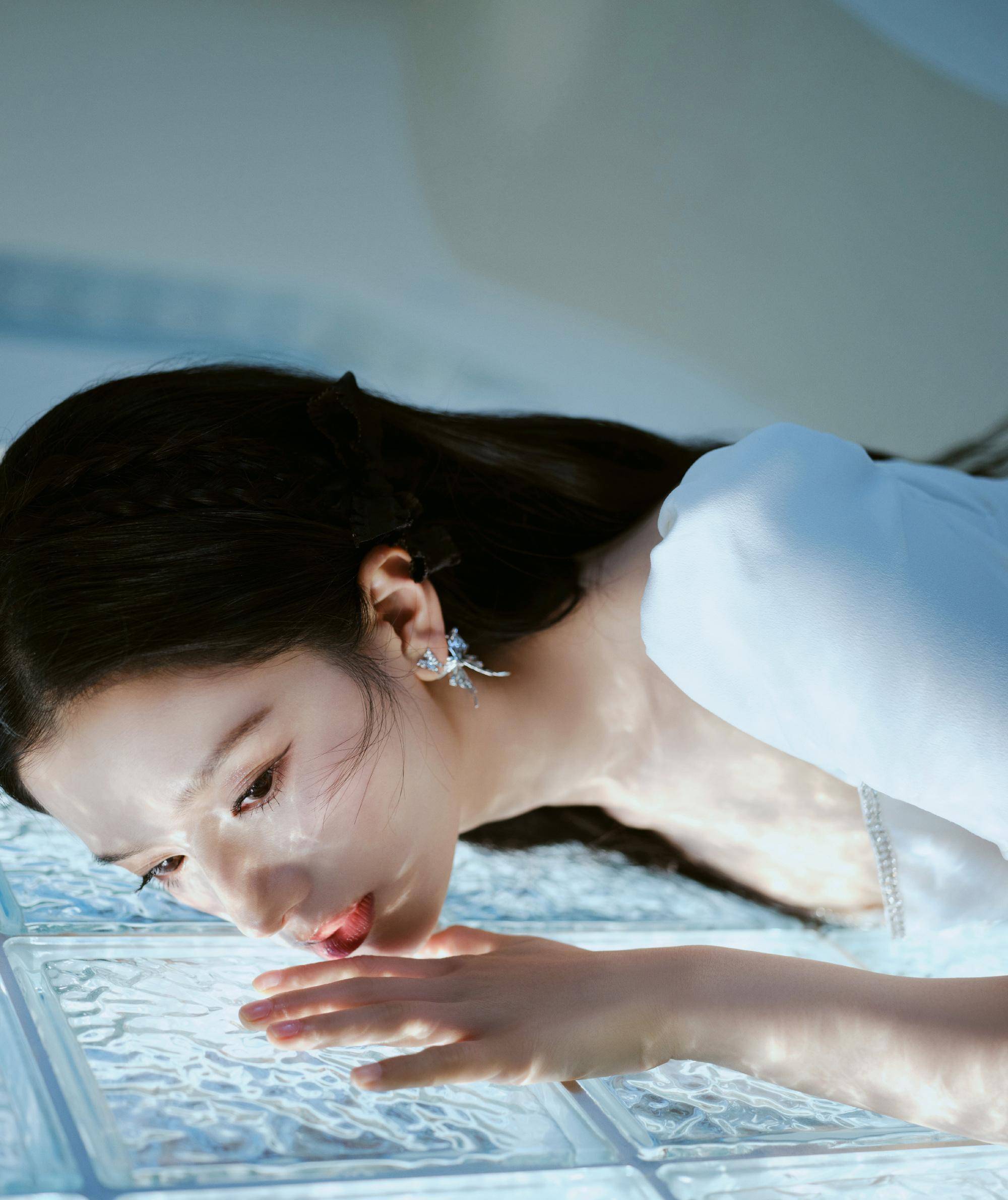 张婧仪身穿简洁大方的白色连衣裙,青春少女的造型,衬托出活力夏日时尚