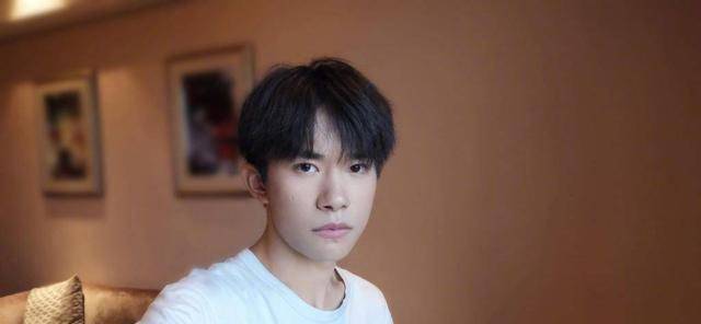 易烊千玺谈与周冬雨"荧幕初吻",坦言:真的很难_小北_观众们_少年