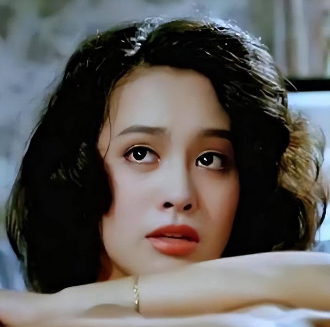 坐在那里气定神闲,不慌不忙地回怼乐嘉,这一幕,让宁静在我的心里升了