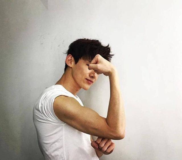 分享一波白敬亭肌肉美图,原来白敬亭早就开始举铁了!_腹肌_样子_时候