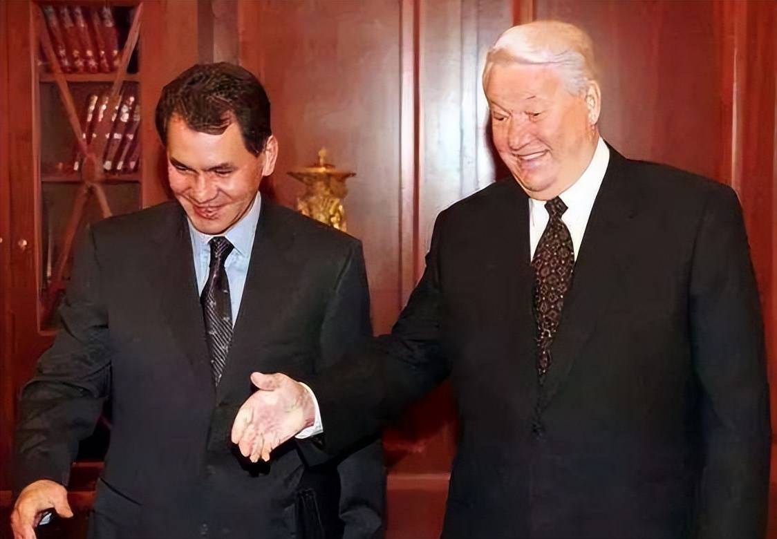 俄军"裱糊匠"绍伊古,他是一位没当过兵的俄罗斯国防部长_苏联_少数