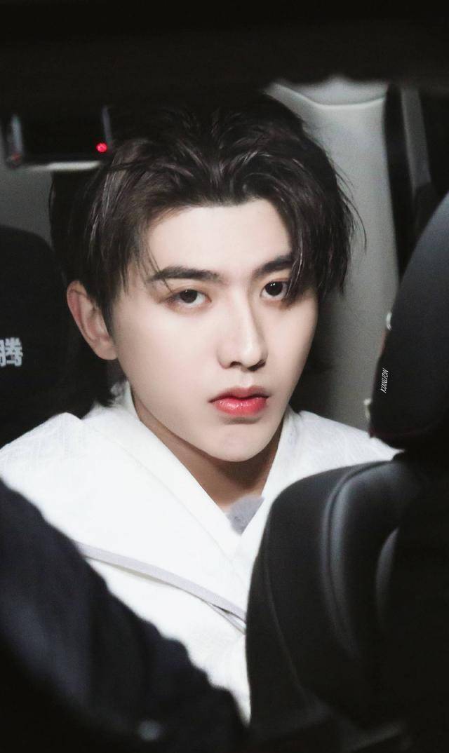 出道多年以来,蔡徐坤的温柔与好脾气是圈内人尽皆知的.