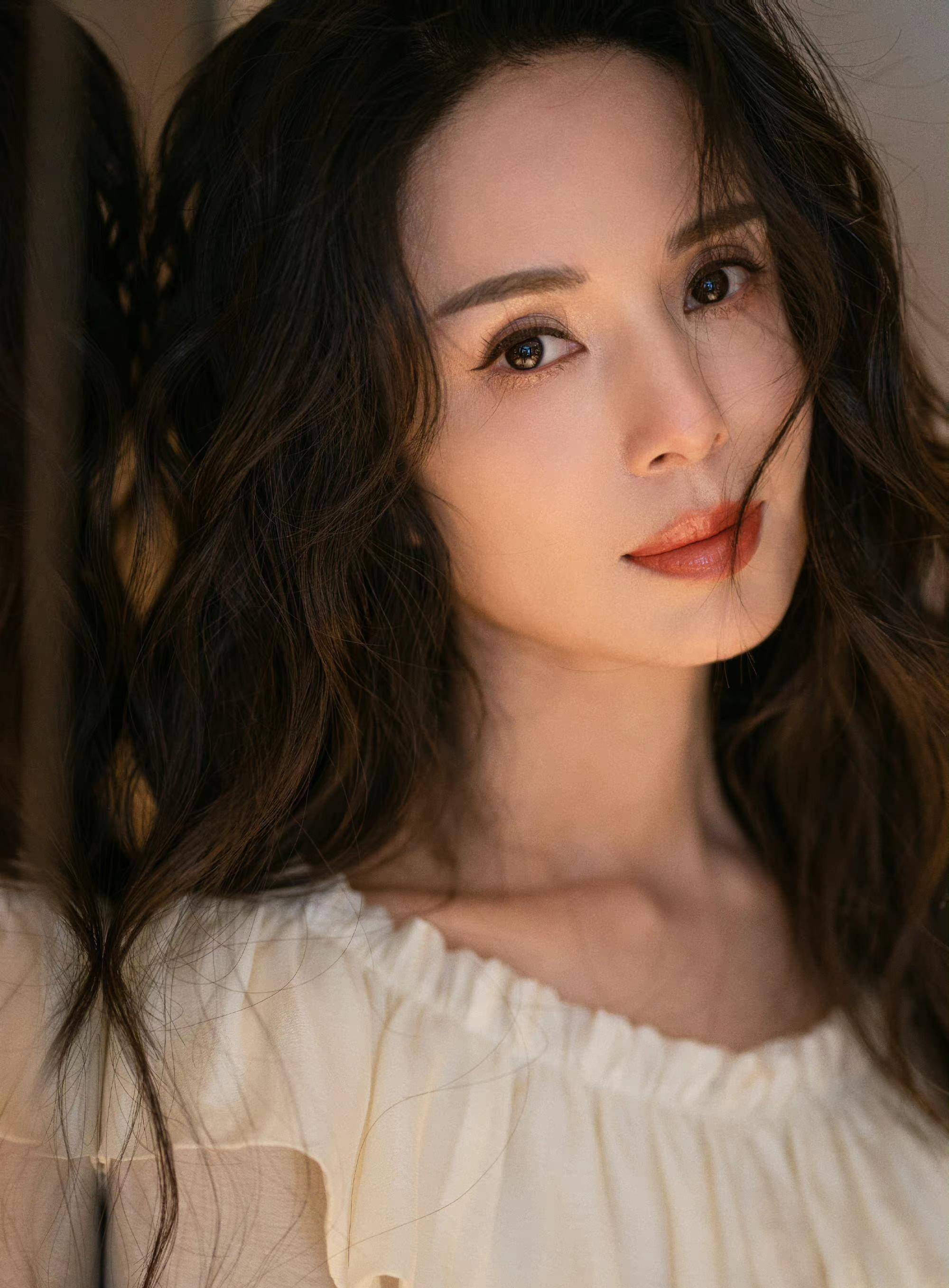 56岁李若彤晒自拍被嘲"装美",粉丝回怼我有这么美睡着都能笑醒_杨过