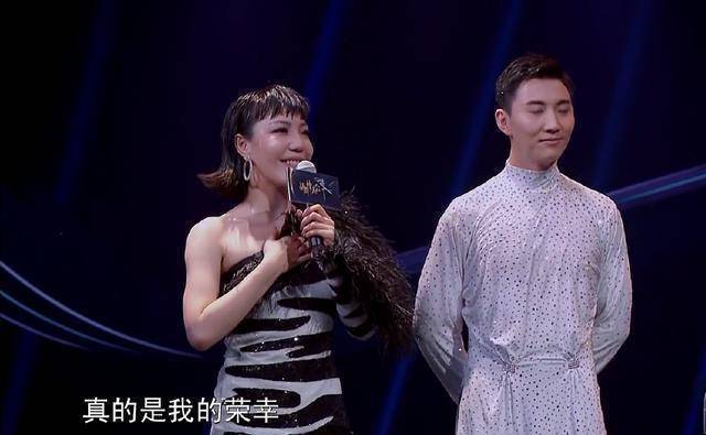 吴莫愁身穿黑白短裙跳舞,张靓颖太有气场,网友:怎么没麦克风?