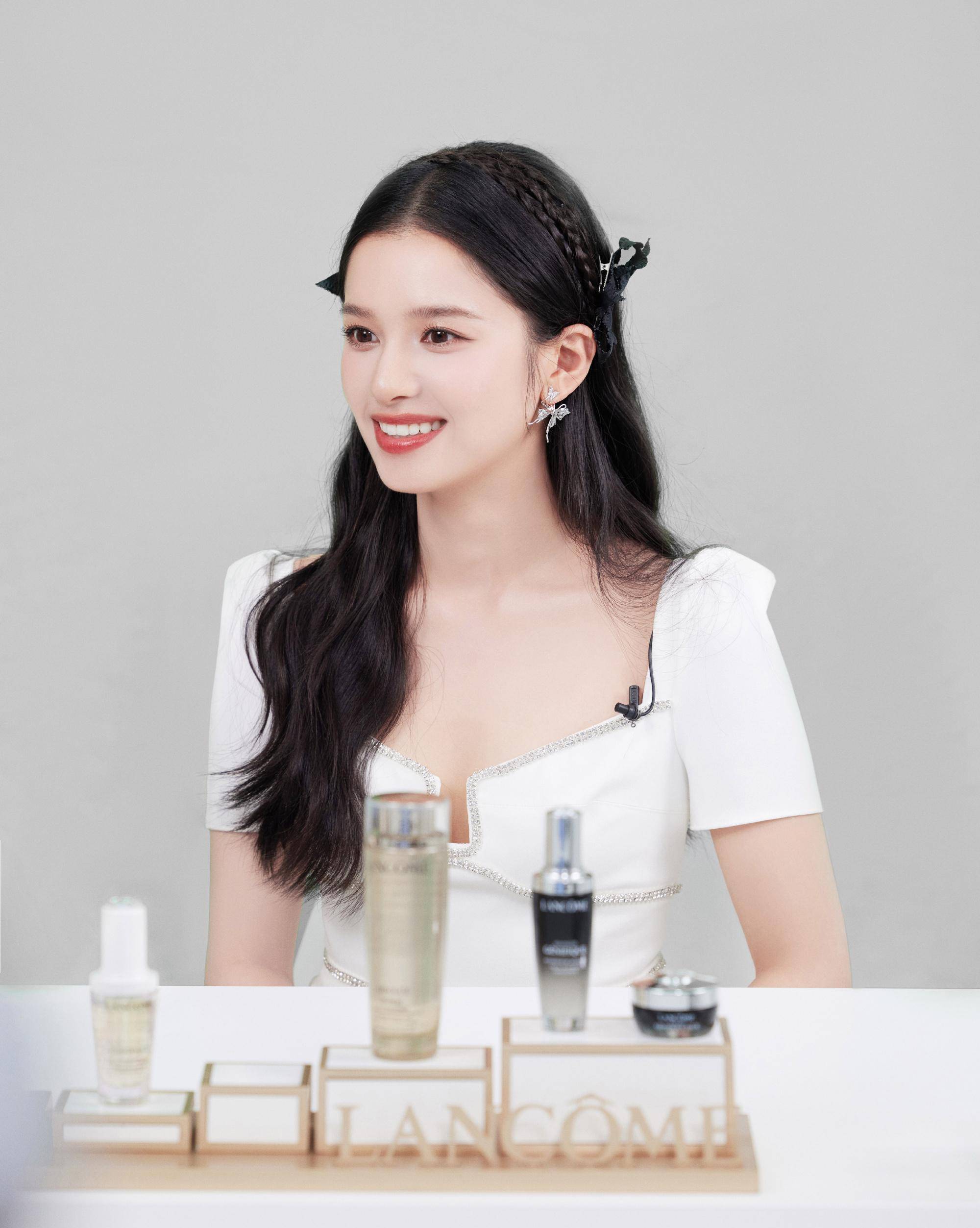 你觉得张婧仪的活跃风格怎么样,白色抹身材连衣裙怎么样?