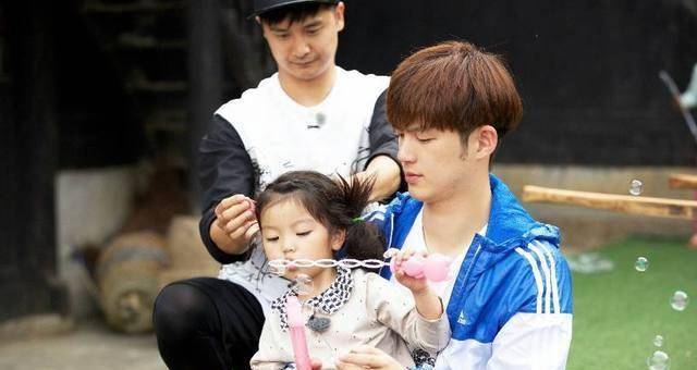 爸爸去哪儿:董力阿拉蕾曾惹争议,邓伦再踩坑?