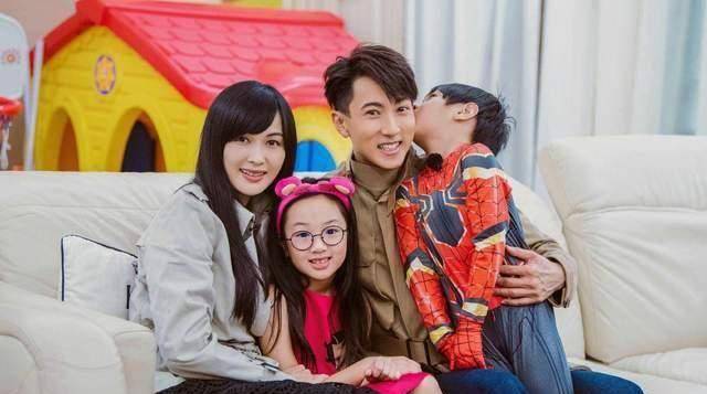 刚刚吴尊一家宣布重大决定,吴欣怡和max超可爱,网友这样评论!