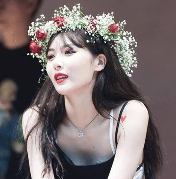 金泫雅公演舞台当众掀裙子,引网友不满,本人回应:在享受舞台_观众