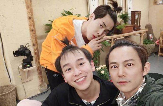 何炅力捧的四大鲜肉,有炙手可热的蔡徐坤,还有被粉丝坑惨的他_王嘉尔