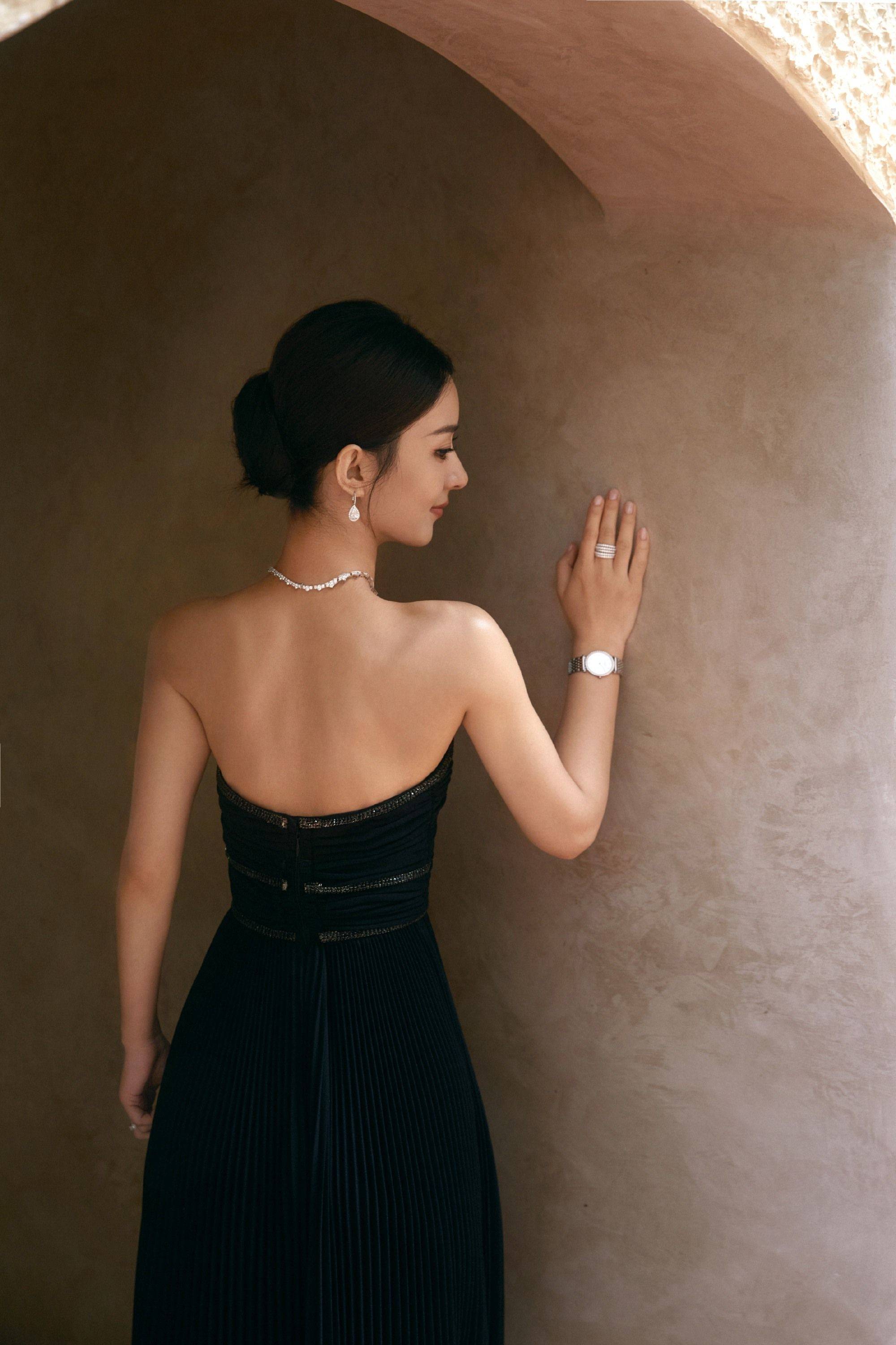 赵丽颖黑色抹胸连衣裙性感时尚写真_看法