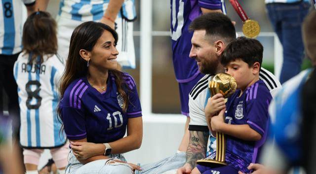 梅西携妻子甜蜜度假,安东内拉热裤美腿大秀身材,搂腰拍照显甜蜜_创业