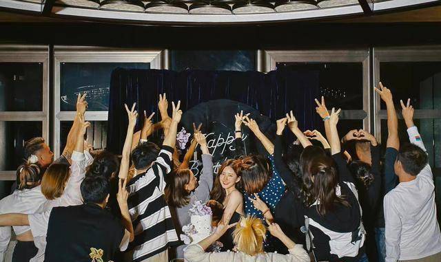 赵露思喂曾黎吃蛋糕好温馨,生日登上香港泰国热门_汪涵_虞书欣_好身材