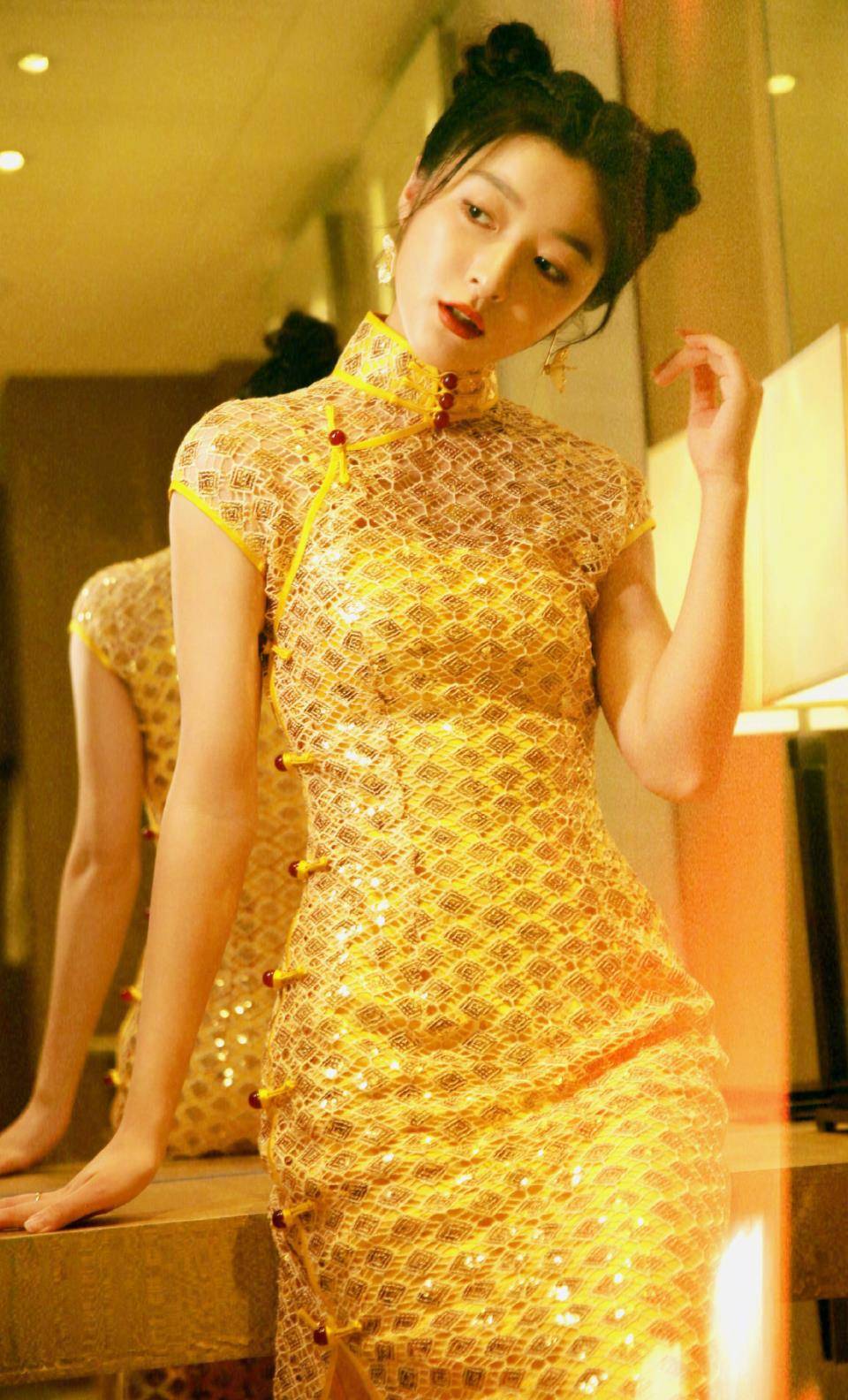 饰演"戚百草"的演员胡冰卿刚开始虽然让人觉得很陌生,但是她却因为