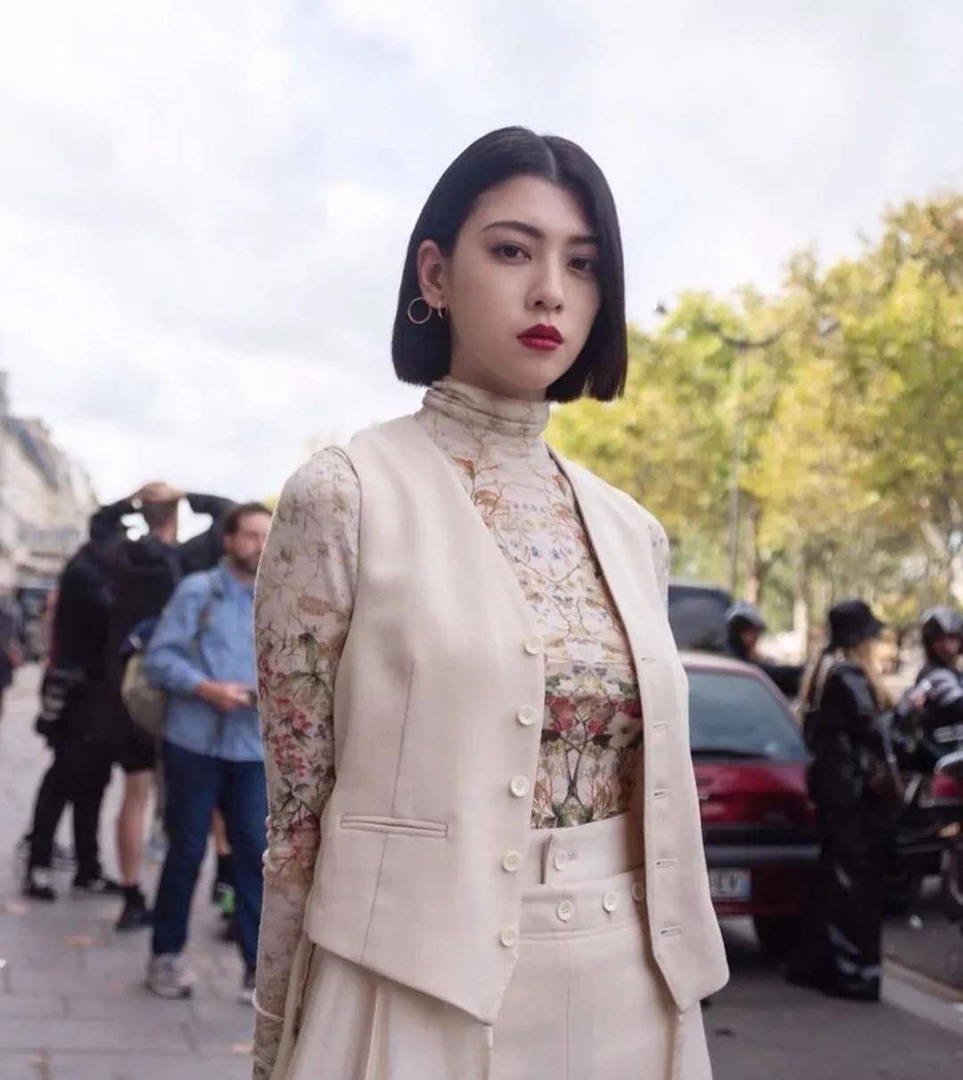 三吉彩花的头发剪得很短显得古色古香最佳颜值直接20岁了