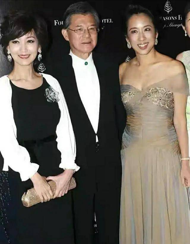只见照片中是两个,明显是给妻子郭晶晶还有母亲朱玲玲的.