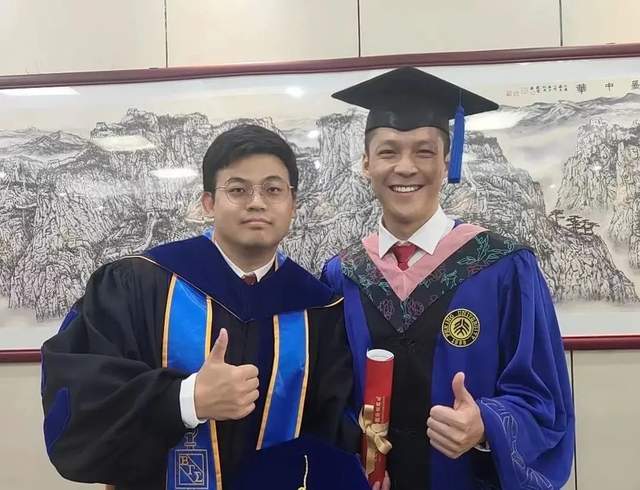 与张坤导师合影北大汇丰的老师们不仅是在课堂上传道授业的良师,更是