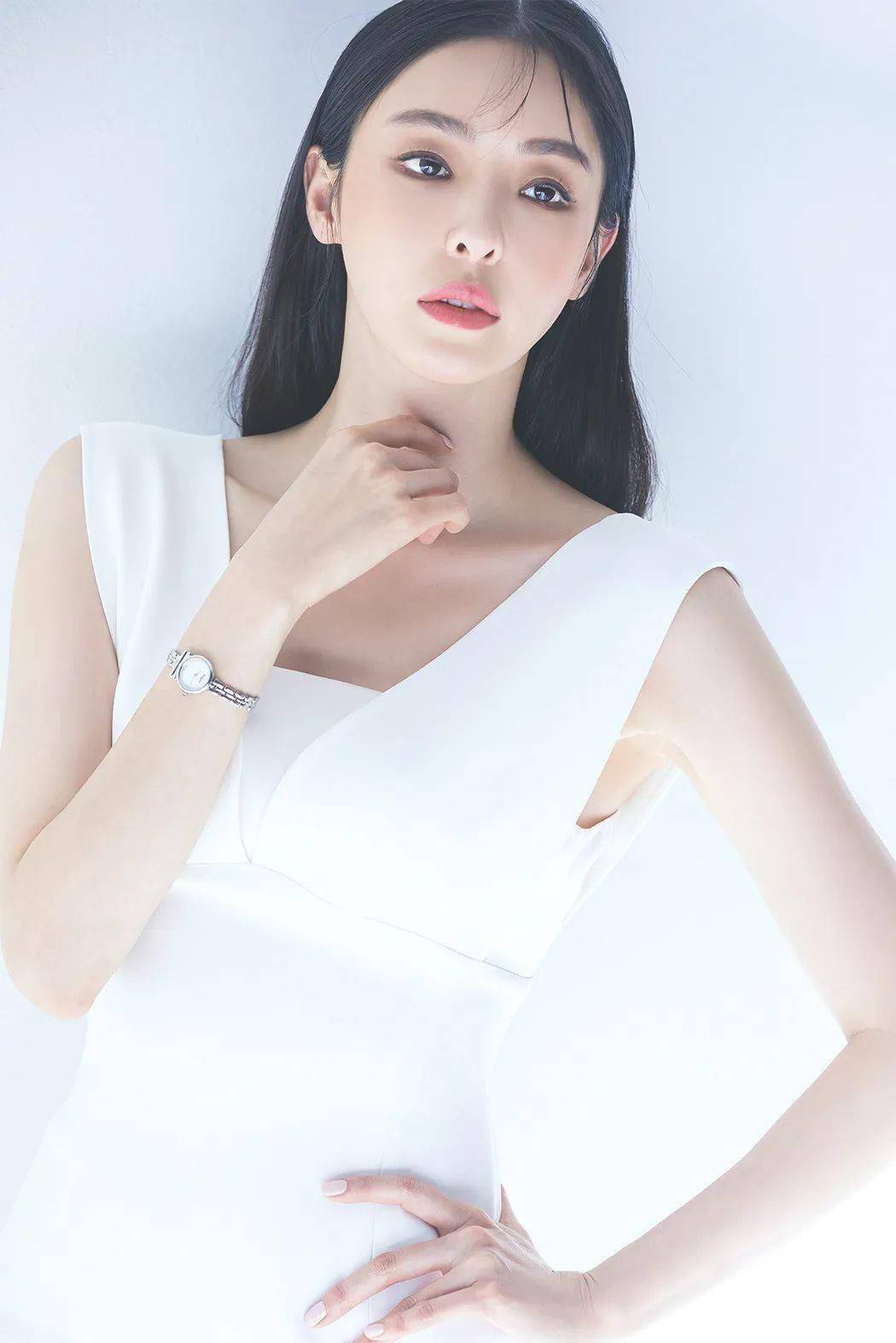 早期的时候,李多熙凭借着完美的脸蛋和出众的身材在