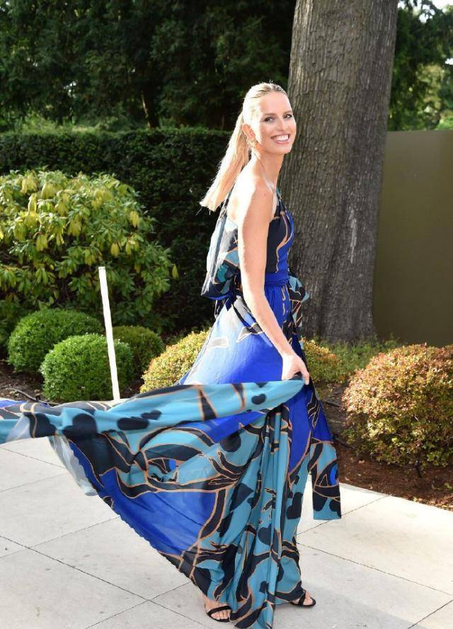 维密天使kk来了,出席活动高贵,优雅,好气质,一脸笑容好亲切_显得_因为