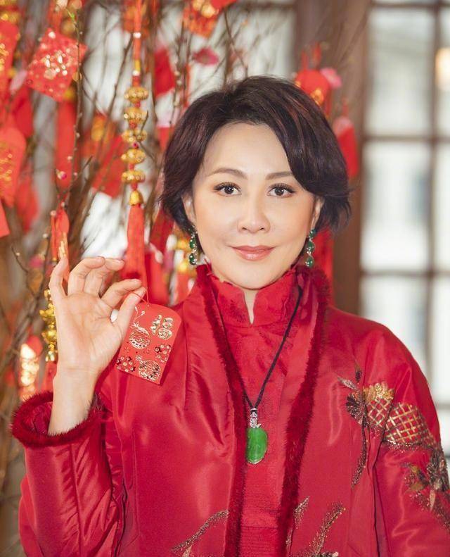刘嘉玲晒新春美照献祝福,刺绣红衫衬出好气质,表情太像复制粘贴_红色