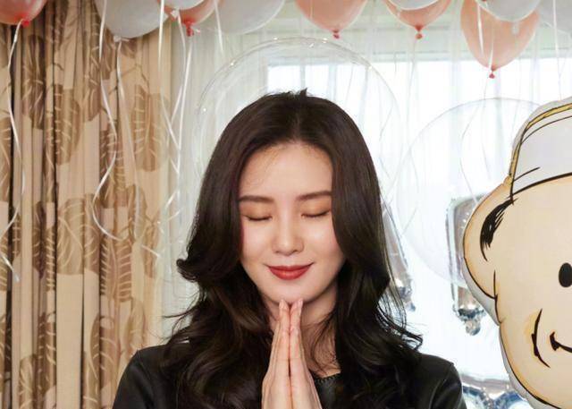 刘诗诗晒生日现场照,吴奇隆没祝福,两手上已看不到婚戒!