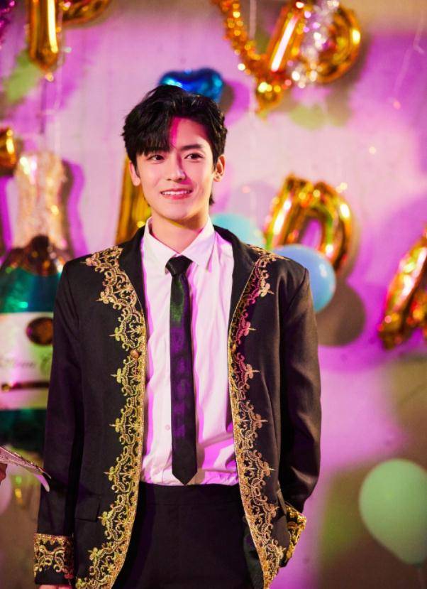 侯明昊机场现身,黑色印花卫衣配蓝色休闲长裤,简约清爽酷帅迷人_look