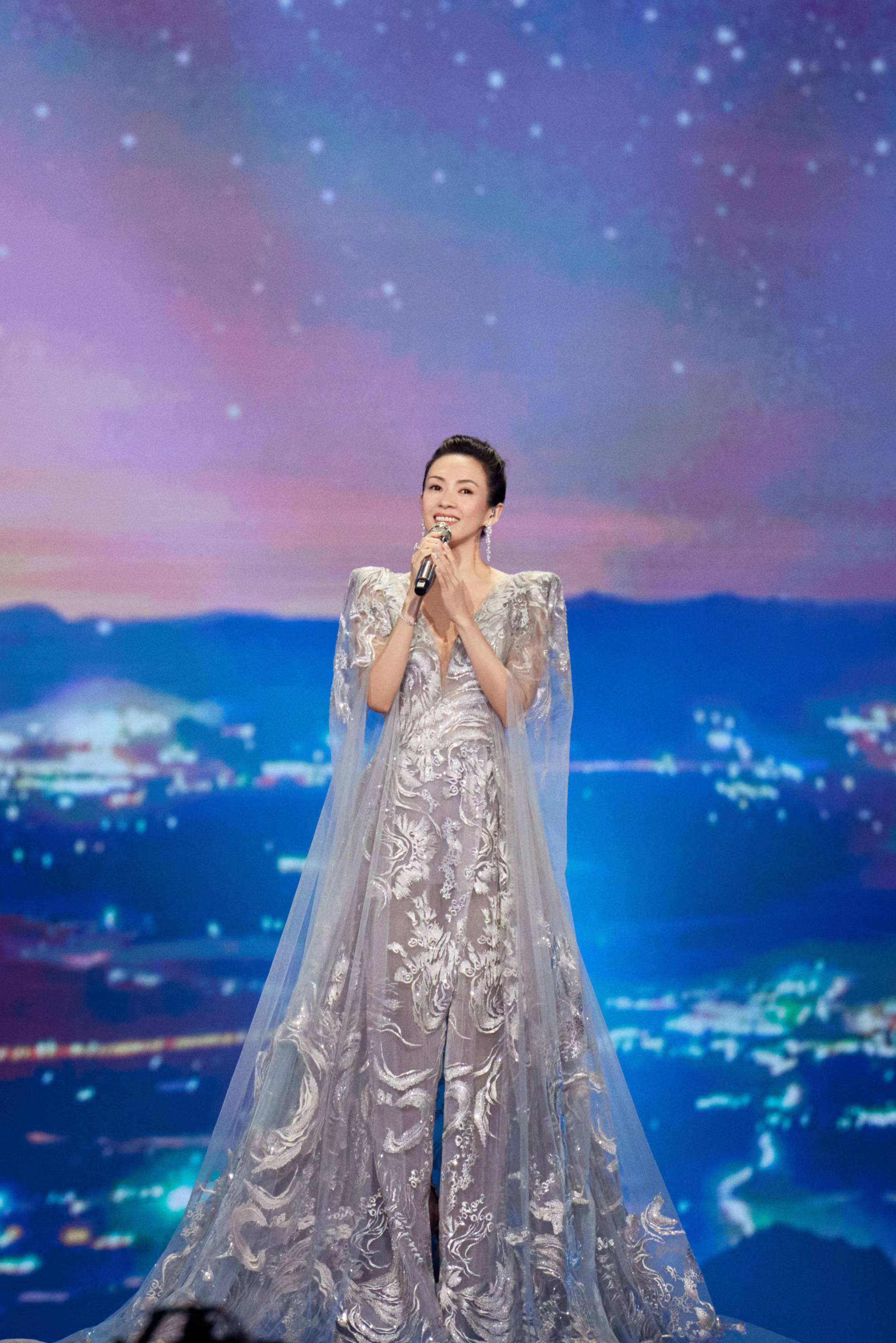 44岁章子怡力压成龙压轴亮相!