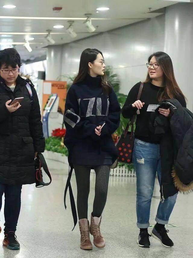 李沁穿"秋裤"现身,网友:秋裤终于能摘掉俗气的帽子了!