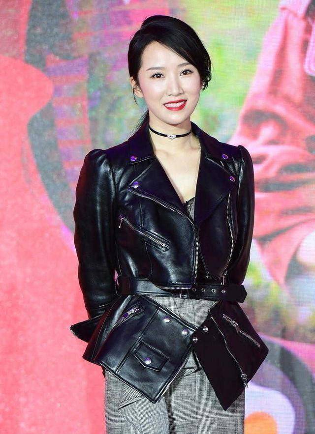 李念一改往日温柔形象,黑色皮衣搭配连衣裙酷炫潮流,成熟精致_设计