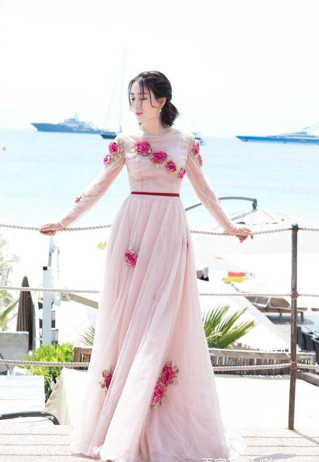 马苏海边写真身姿曼妙气质出众网友:仙女苏上线_身材_漂亮_粉色