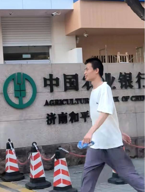 放暑假,韦神回山东老家!网友街头偶遇韦东奕,手里的东西太接地气!-韦神介绍视频